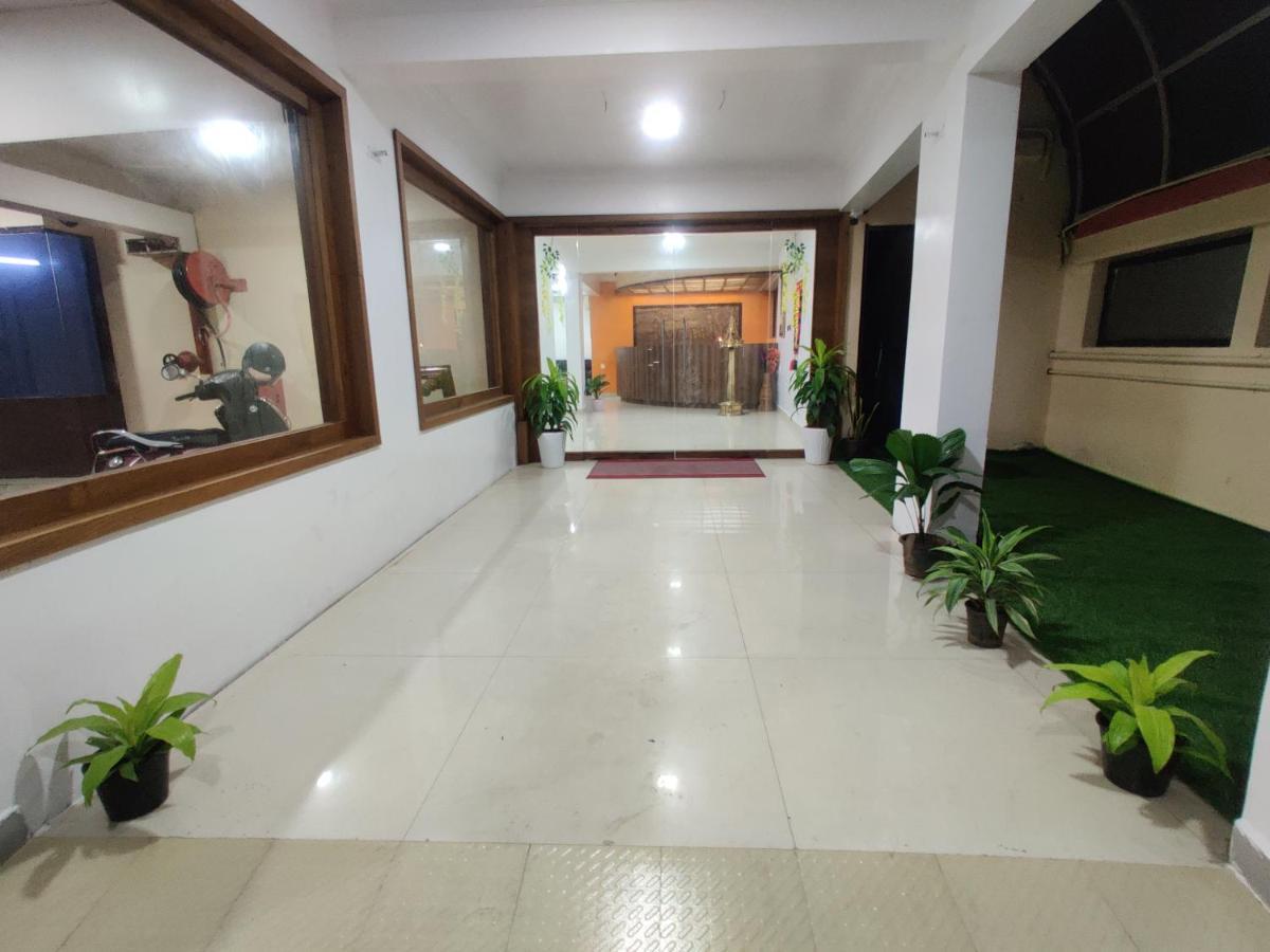 Amruth Inn Guruvāyūr Buitenkant foto